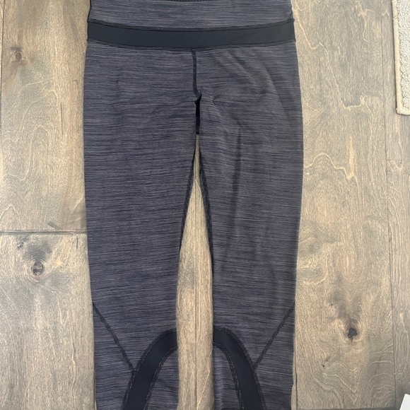 Lululemon Black and White Stripe Back Pocket Crop Leggings - Picture 2 of 6